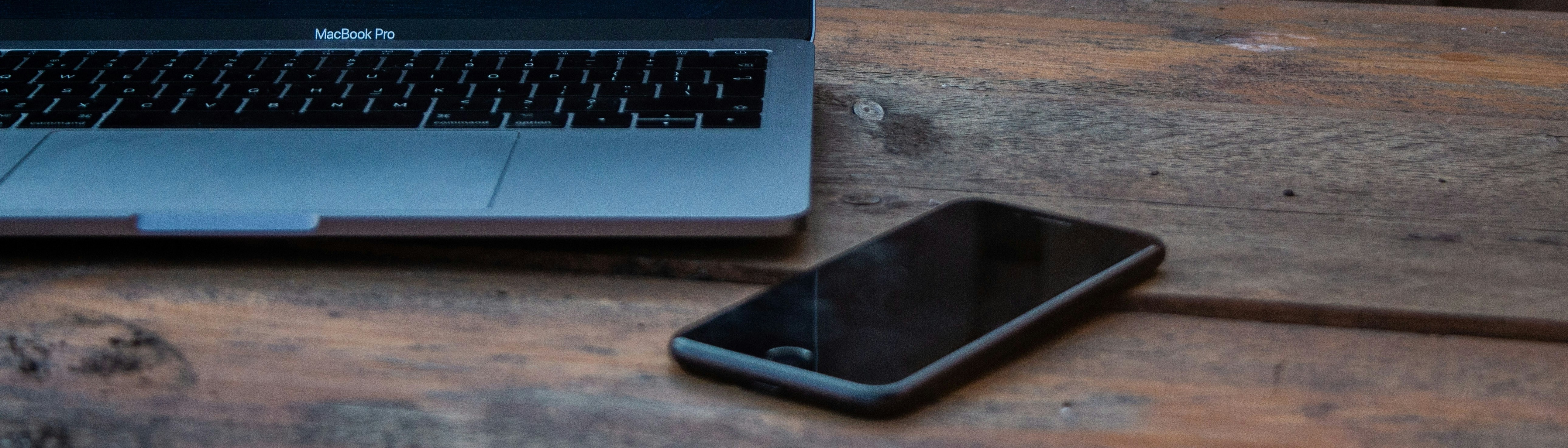 ホームボタン付きiPhoneをMacBookと併用するデスクワークシーン