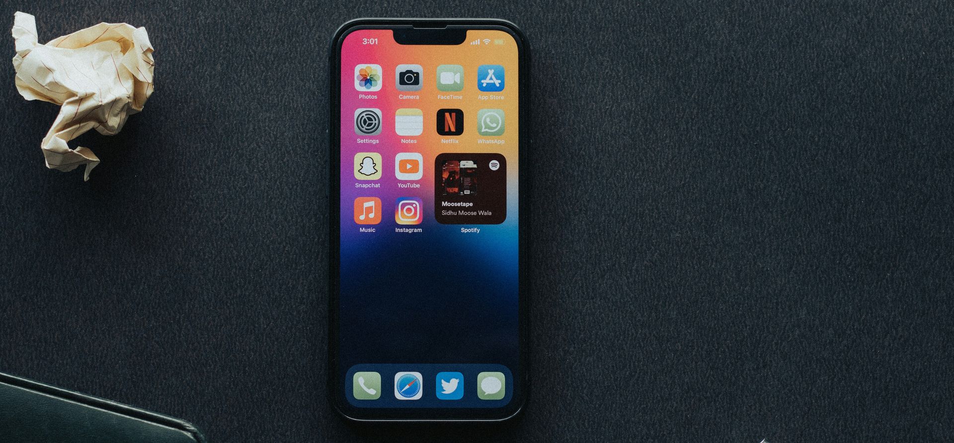 iPhone 13をデスクでキーボードと使うビジネスシーン
