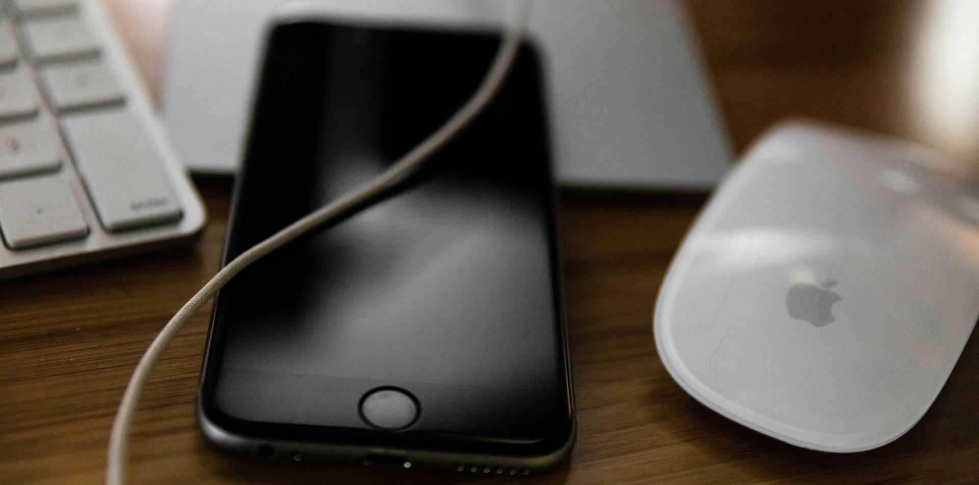 ホームボタン付きiPhoneをキーボード・マウスと使うオフィスシーン