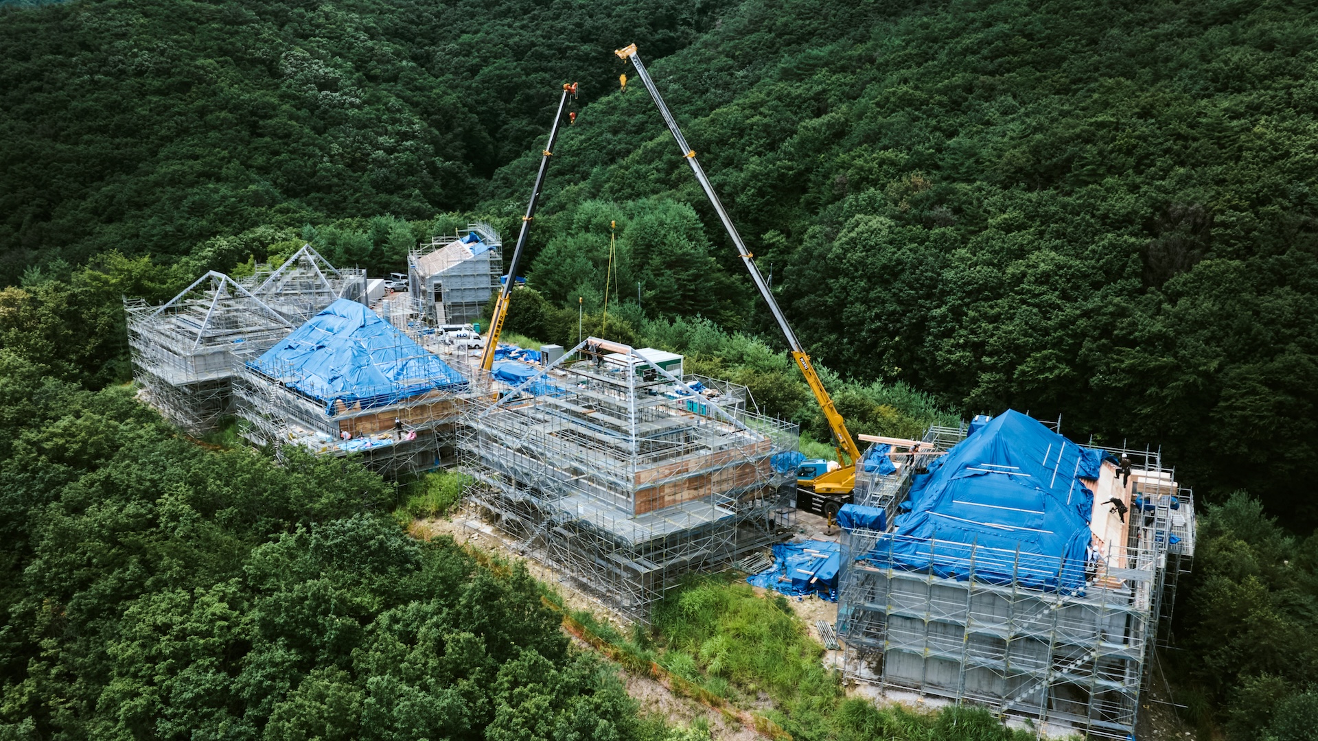 NOT A HOTEL MINAKAMI TOJI」を象徴する銅板葺き屋根の工事が進行中