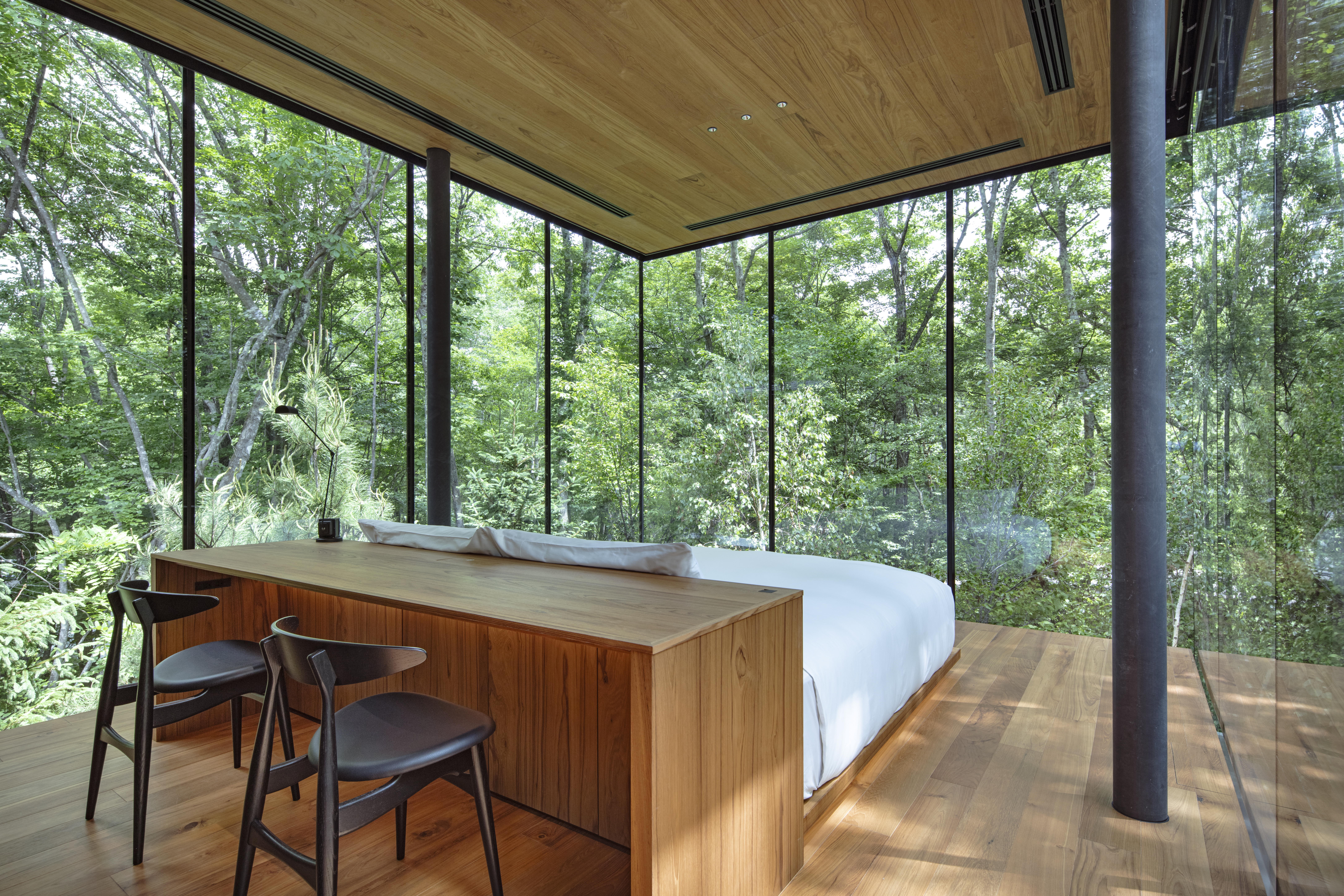 囲炉裏を囲み憩うガラスと木の建築「IRORI」が北軽井沢に本日開業し