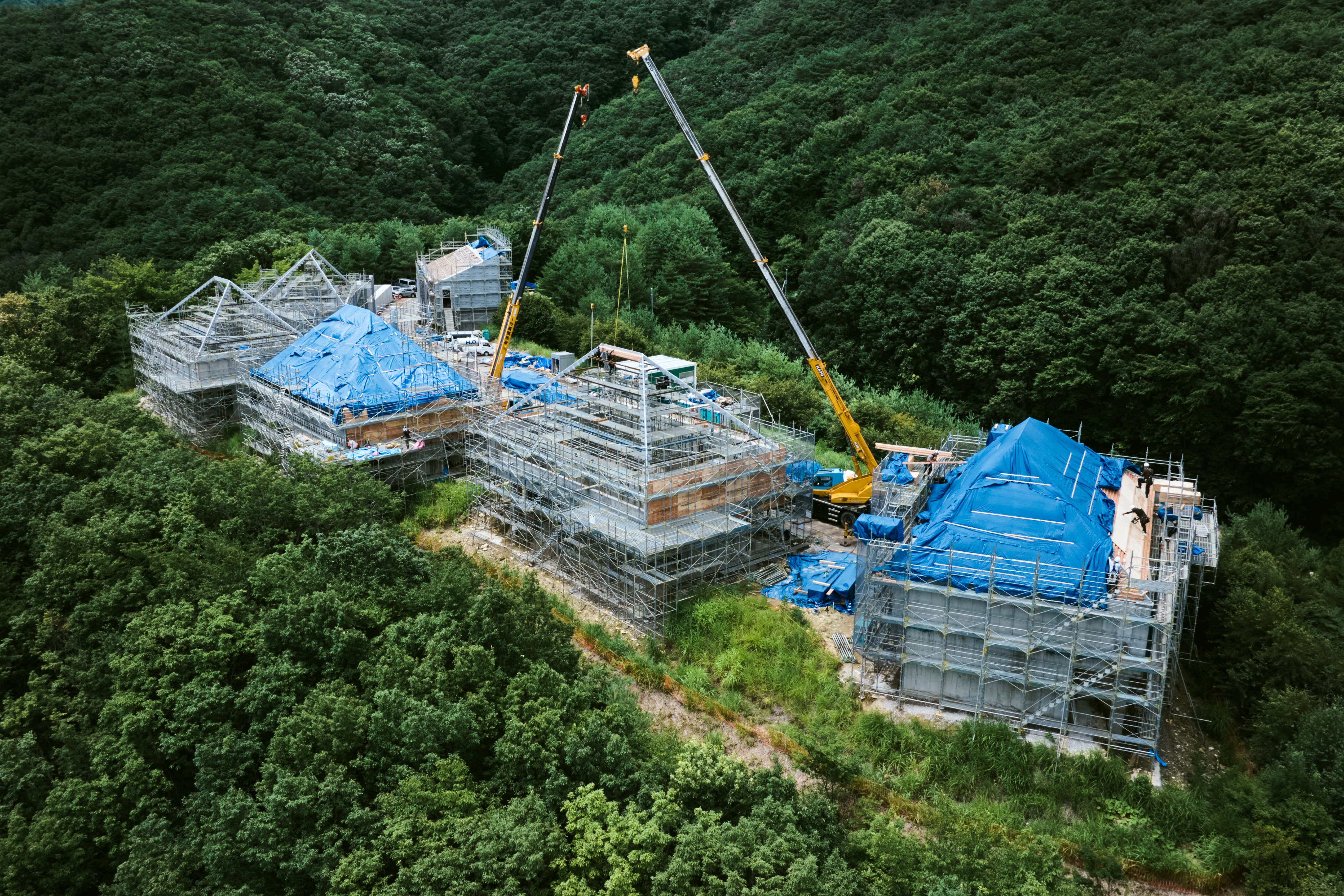 NOT A HOTEL MINAKAMI TOJI」を象徴する銅板葺き屋根の工事が進行中