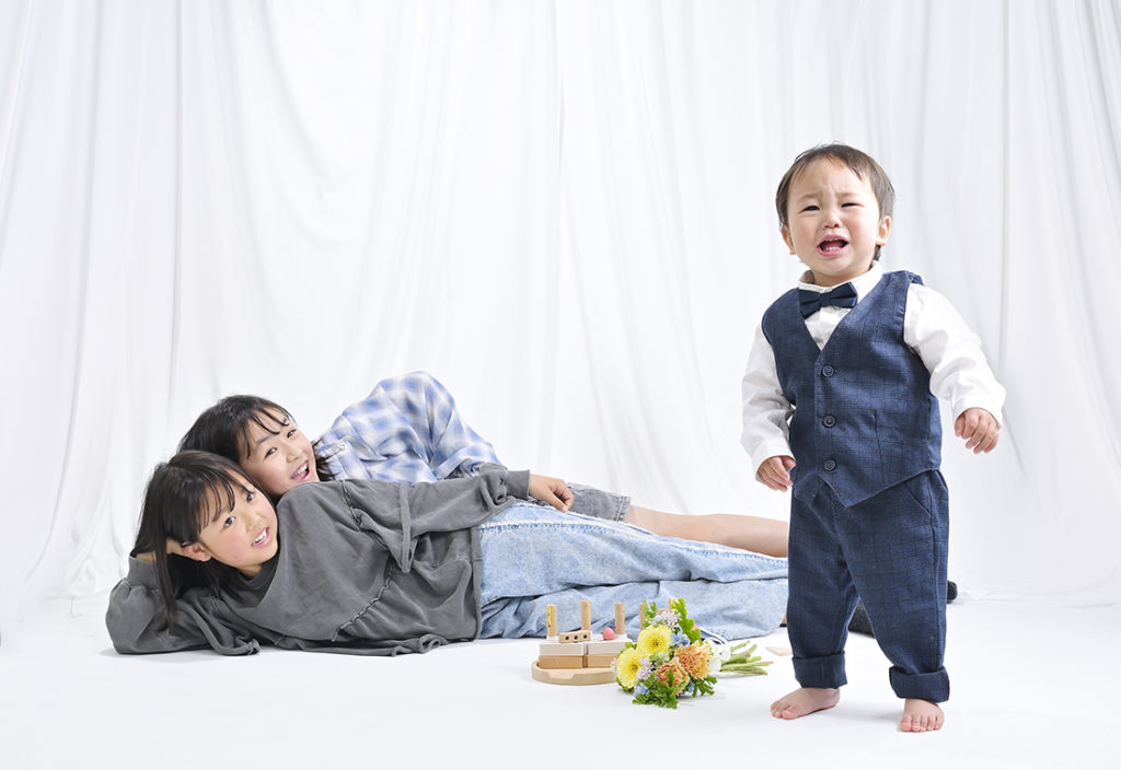 赤ちゃんと兄弟の写真