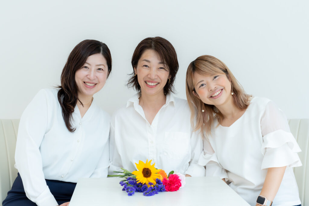say smile アカデミーのお三方の写真です。左から柚木さん、並木さん、田原さん、と3人が横並びで写っています。