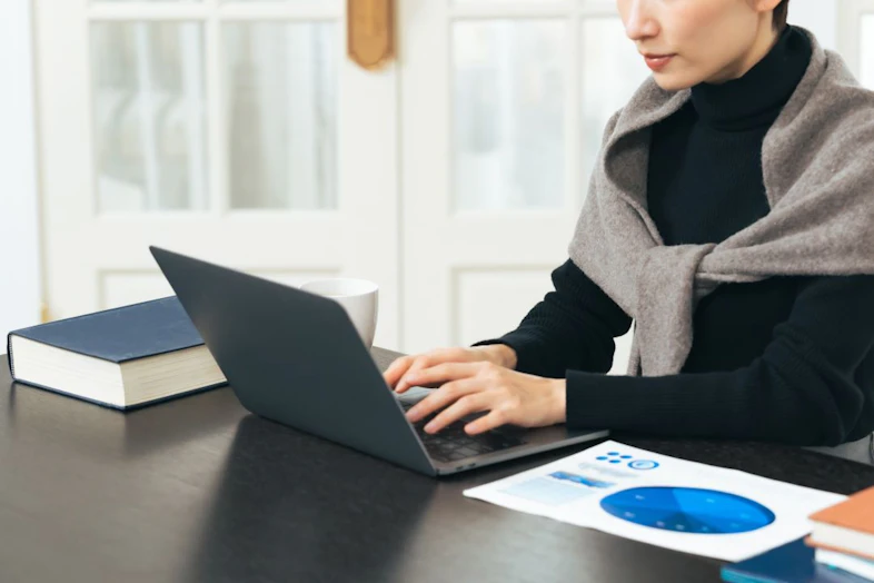 複業とは?副業との違いや増加する背景、メリット・デメリットを解説