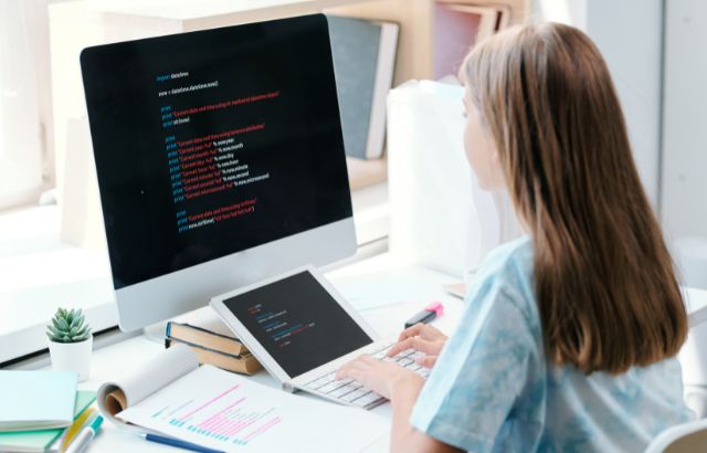 Reactを扱うエンジニアの年収相場は？年収を上げる4つのコツを紹介