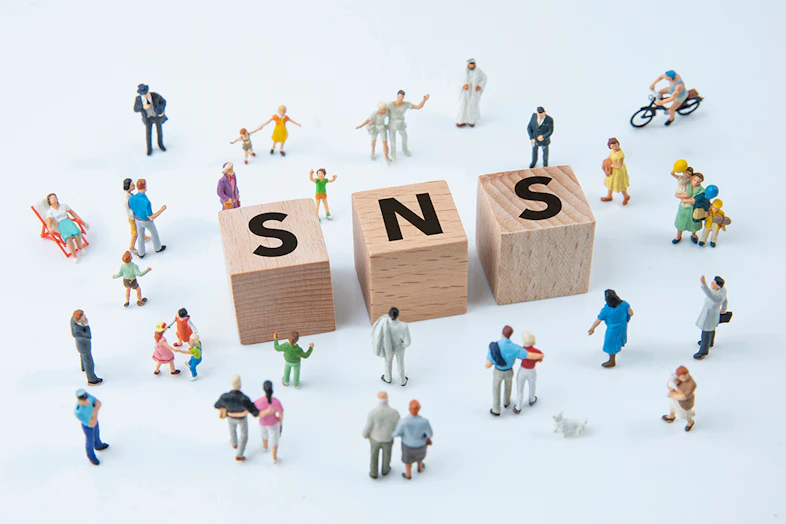 SNS運用代行の副業の始め方は?未経験から案件を獲得するコツも解説