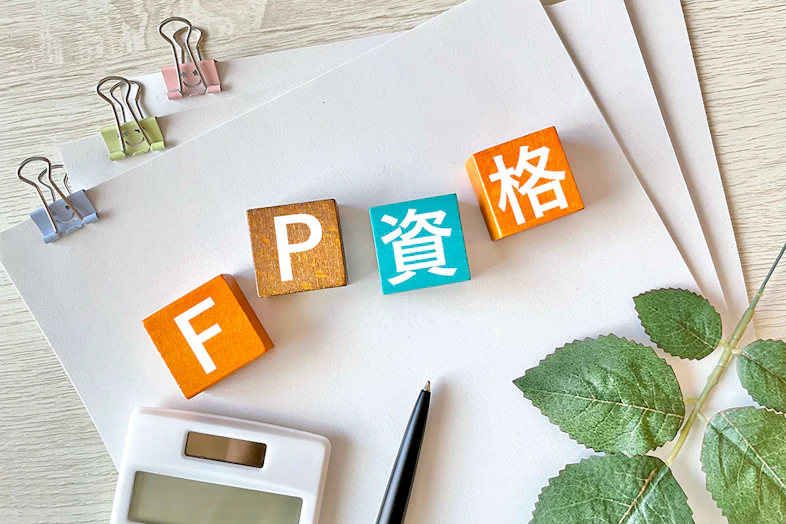 【ファイナンシャルプランナー監修】FPの資格や専門性を活かせる副業は?案件の獲得方法や失敗例・注意点を解説