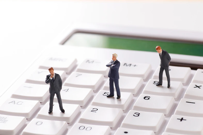 【税理士監修】フリーランスの事業所得とは?給与所得・雑所得との違いやメリットを解説