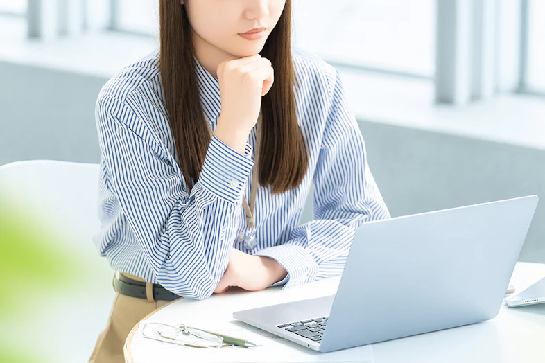 【弁護士監修】会社で副業を禁止するのは違法?副業禁止の理由・知っておくべきリスクを解説