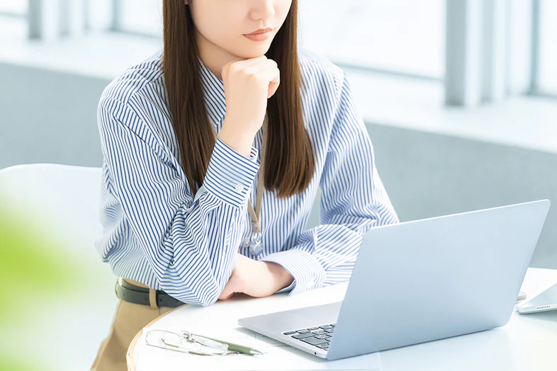 【弁護士監修】会社で副業を禁止するのは違法？副業禁止の理由・知っておくべきリスクを解説