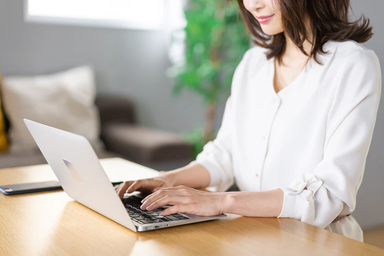 週末・土日におすすめの在宅でできる副業は?選び方や成功のコツ・注意点も解説