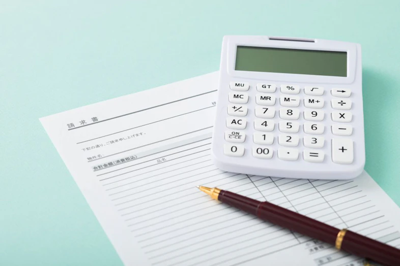 【税理士監修】フリーランスの請求書の基本|インボイス・源泉徴収・消費税の書き方まで徹底解説