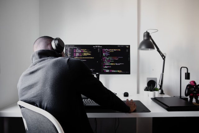 フロントエンドエンジニアがつらいと言われている5つの理由とは?