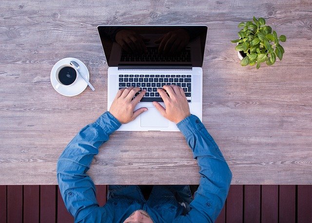 運用保守エンジニアの役割や適性、今後の動向・キャリアパスなども紹介