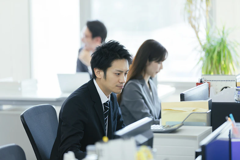 会社員の副業のリアル|副業市場が伸びている理由や成功するコツを徹底解説