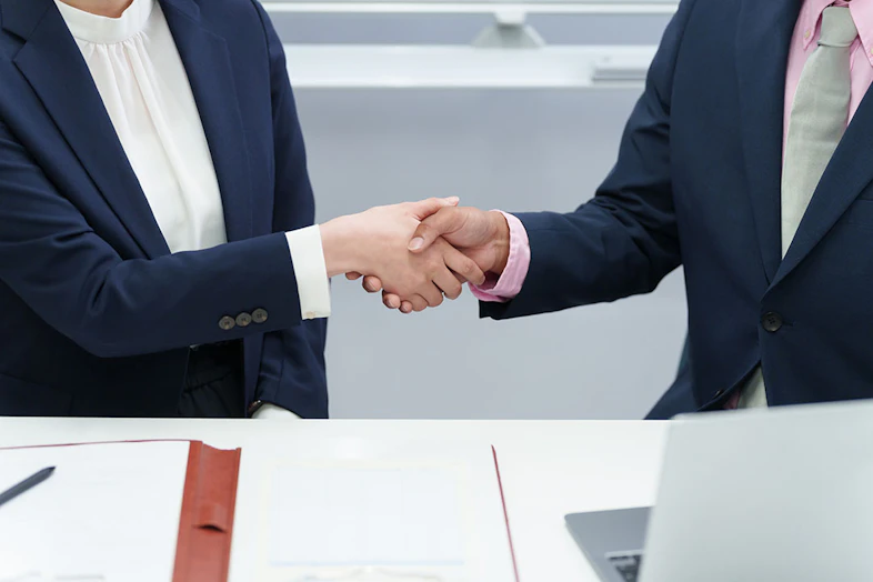 副業の契約形態とは?雇用契約・業務委託の違いや選び方を解説