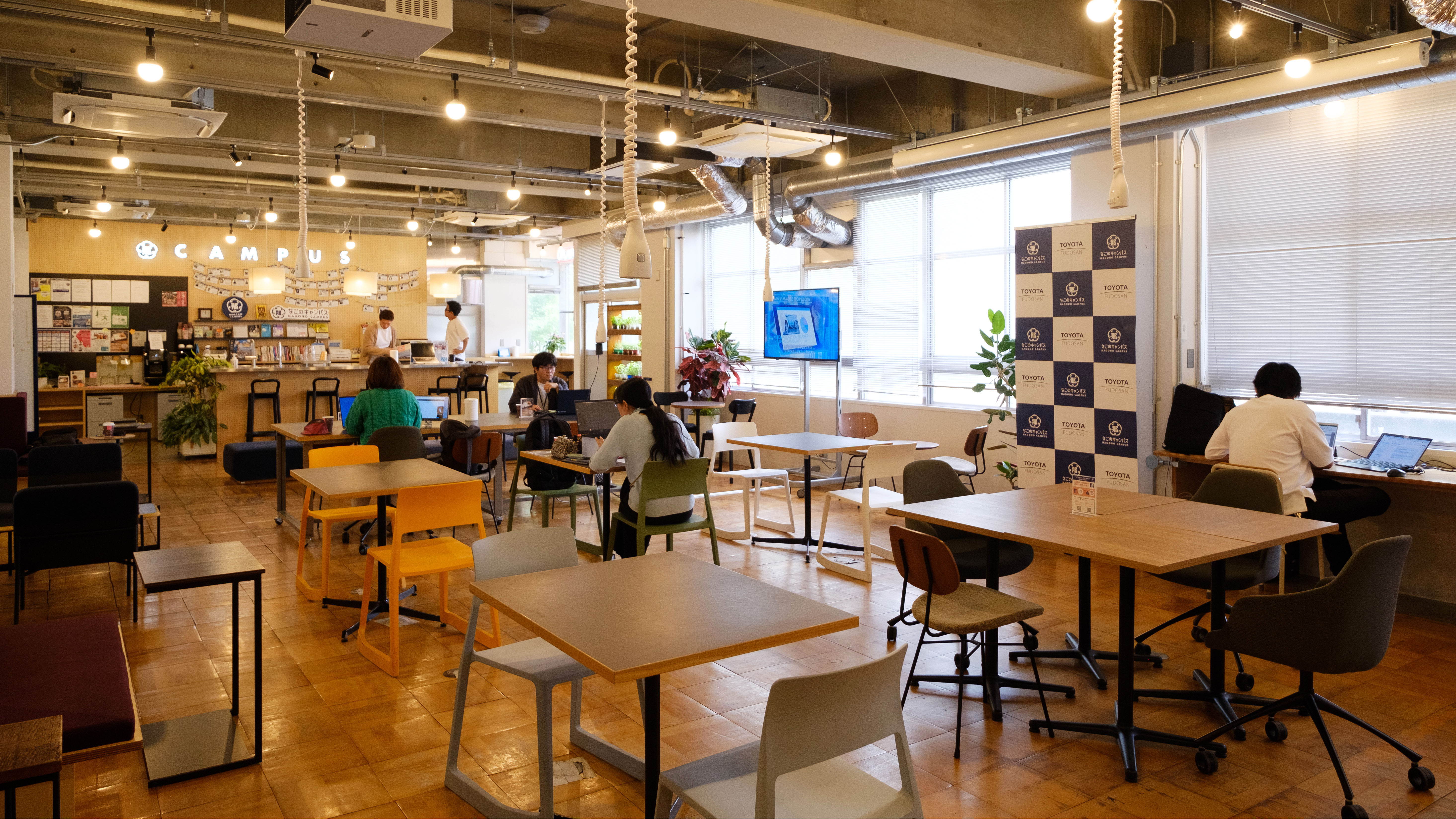 コワーキングスペース「HOME ROOM」。ドロップインで利用する人も