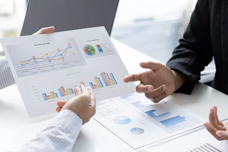 副業でコンサルタントを始めるには?おすすめの理由や案件例、始め方、注意点を解説