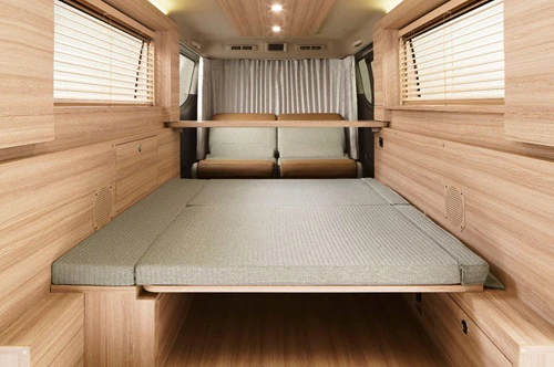 木目で統一された内装とヘリンボーン生地のベッドでくつろぐ「ベッドルームモード」