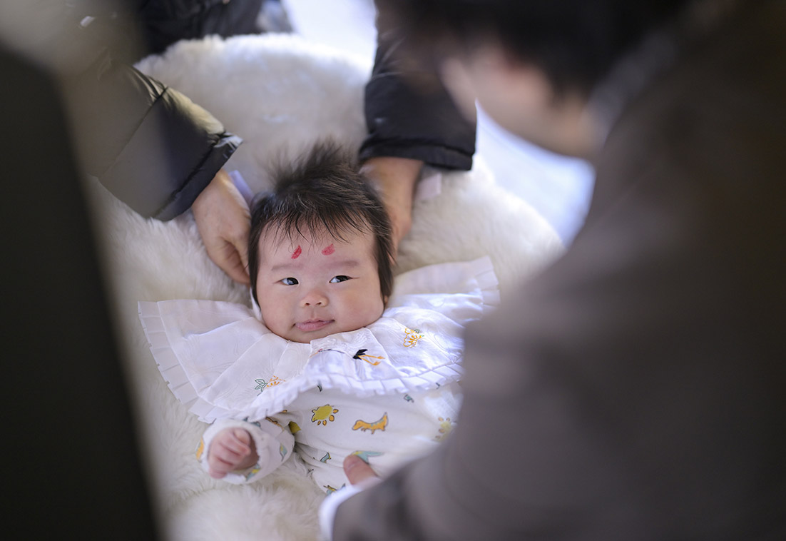 赤ちゃんを見守るお父様