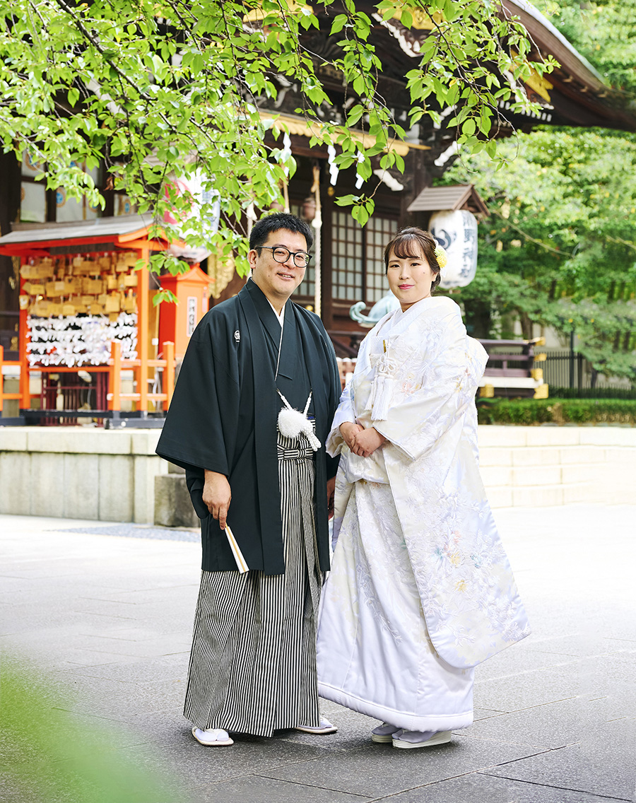 新宿十二社熊野神社、境内で笑う新郎新婦