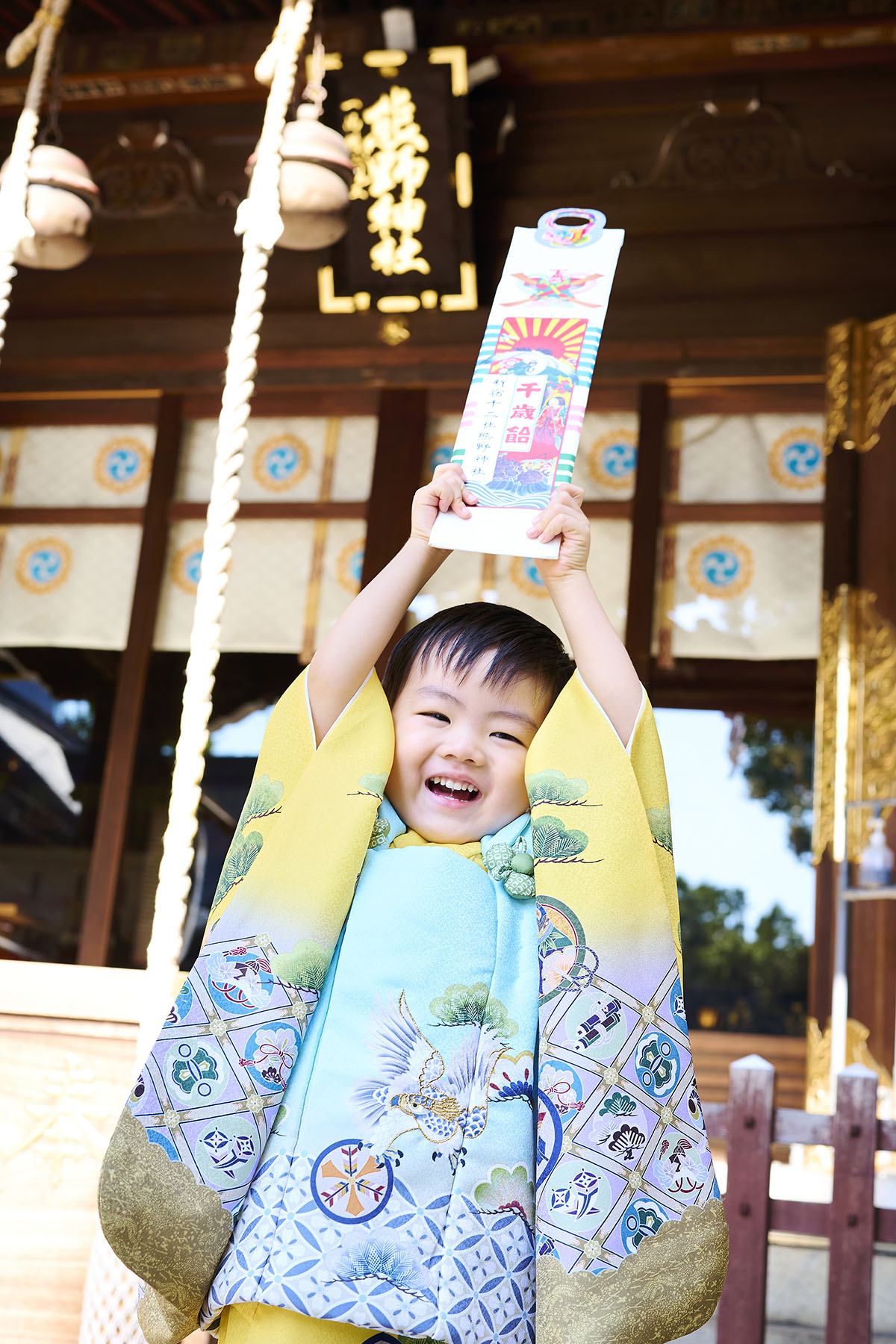 新宿十二社熊野神社での千歳飴を持って喜ぶ5歳