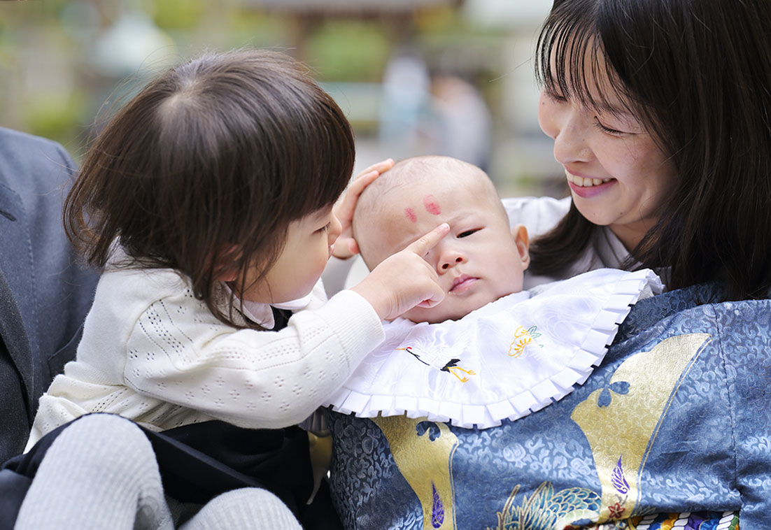 新宿十二社熊野神社で微笑む家族