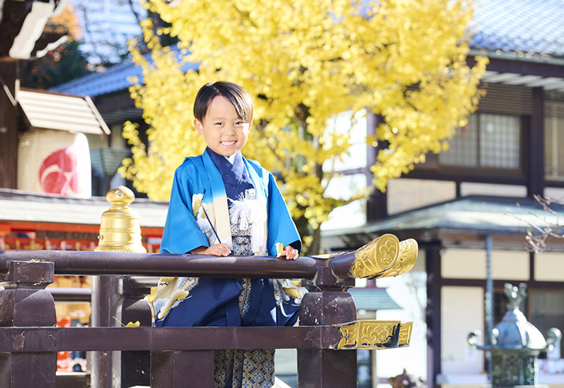 新宿十二社熊野神社の境内で記念ショット