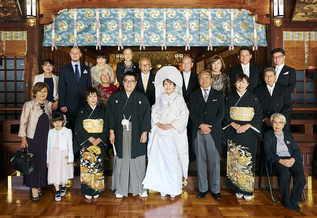新宿十二社熊野神社で結婚式の集合写真