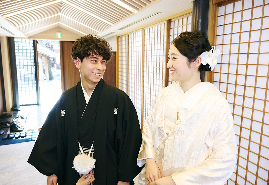 結婚式で微笑む新郎新婦