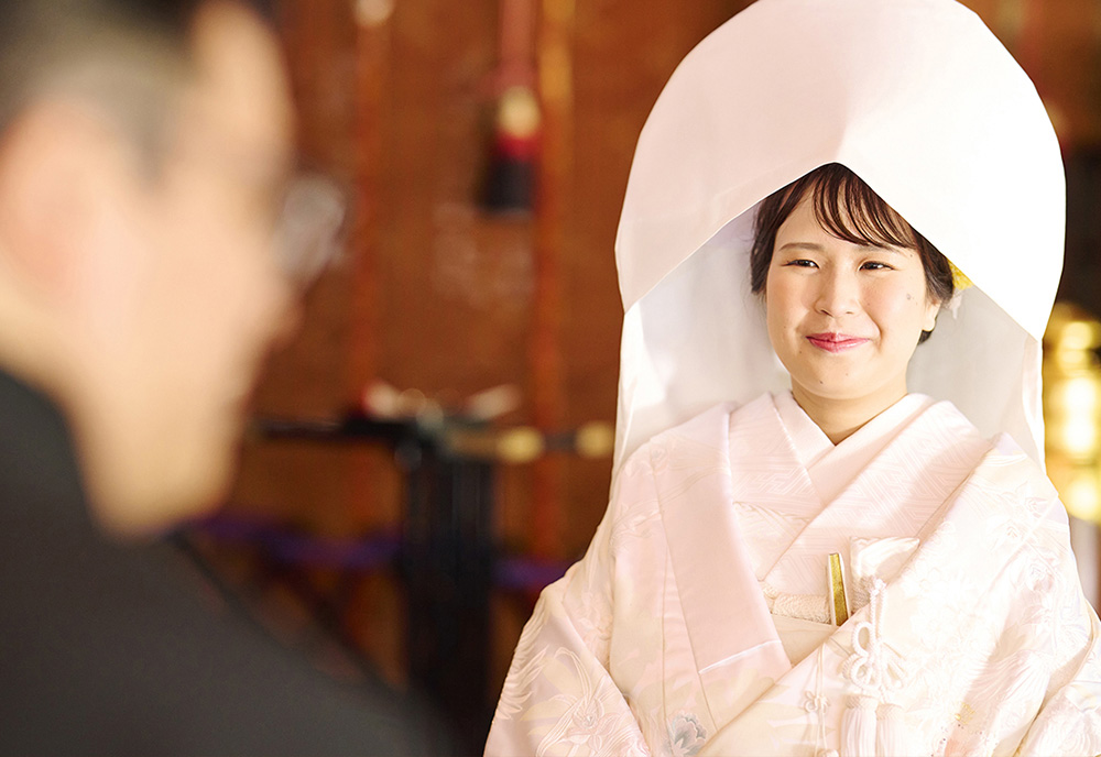 新宿十二社熊野神社で見つめ合う新郎新婦