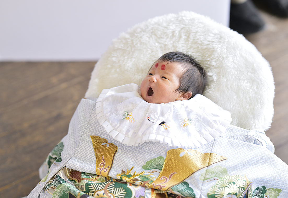 赤ちゃん撮影あくびをする写真