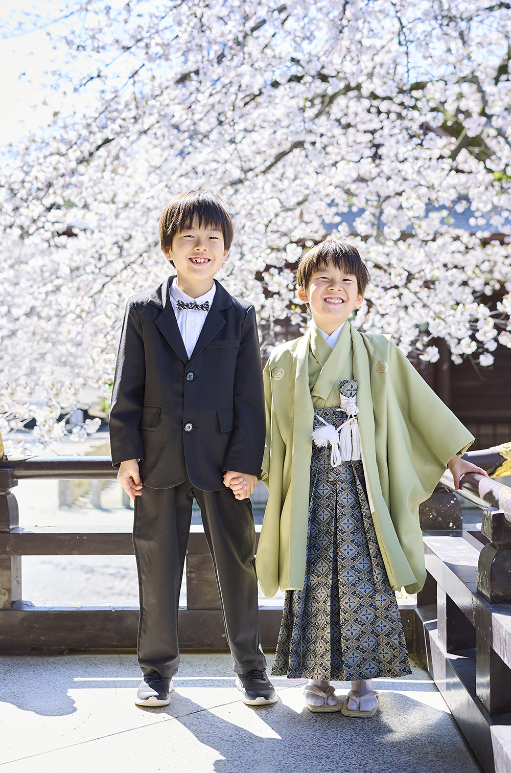 新宿十二社熊野神社で記念撮影をする兄弟