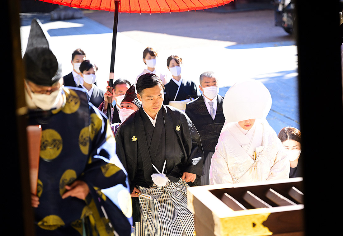 参進する新郎新婦