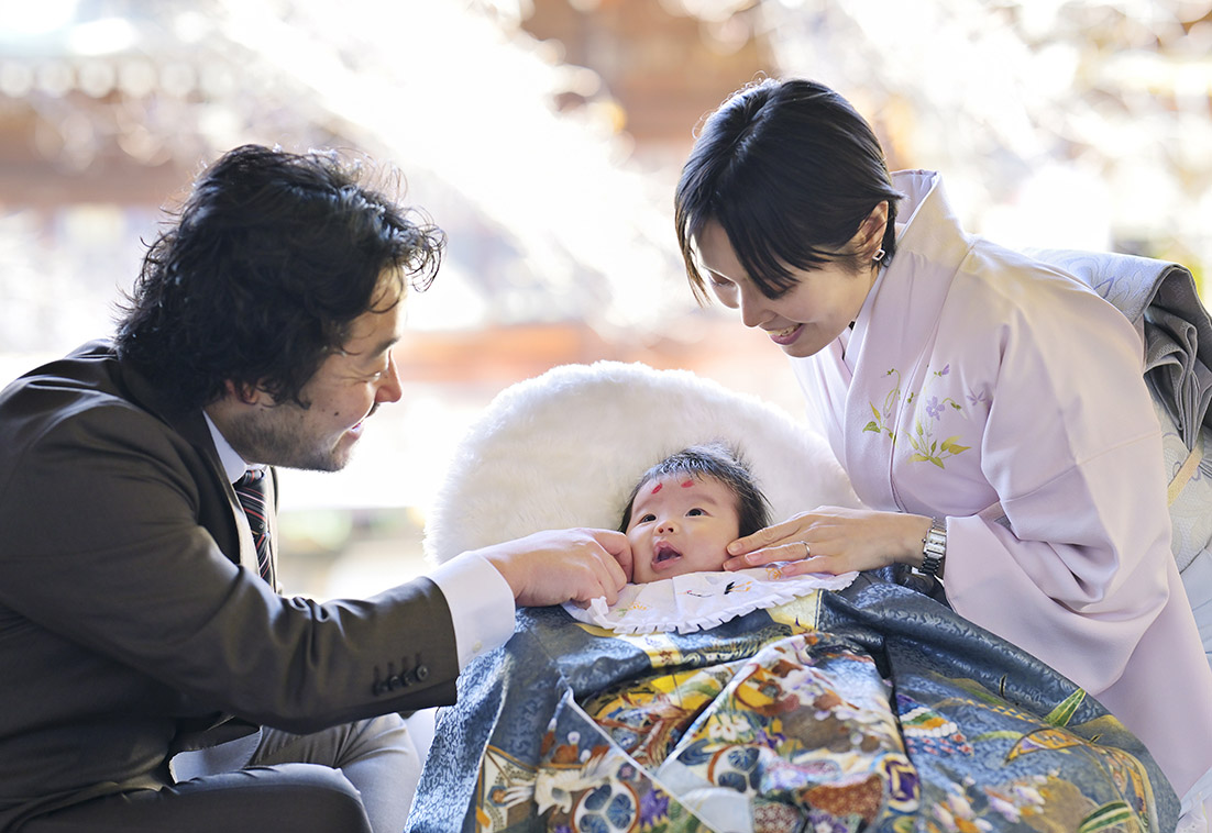 赤ちゃんをあやすお父様お母様