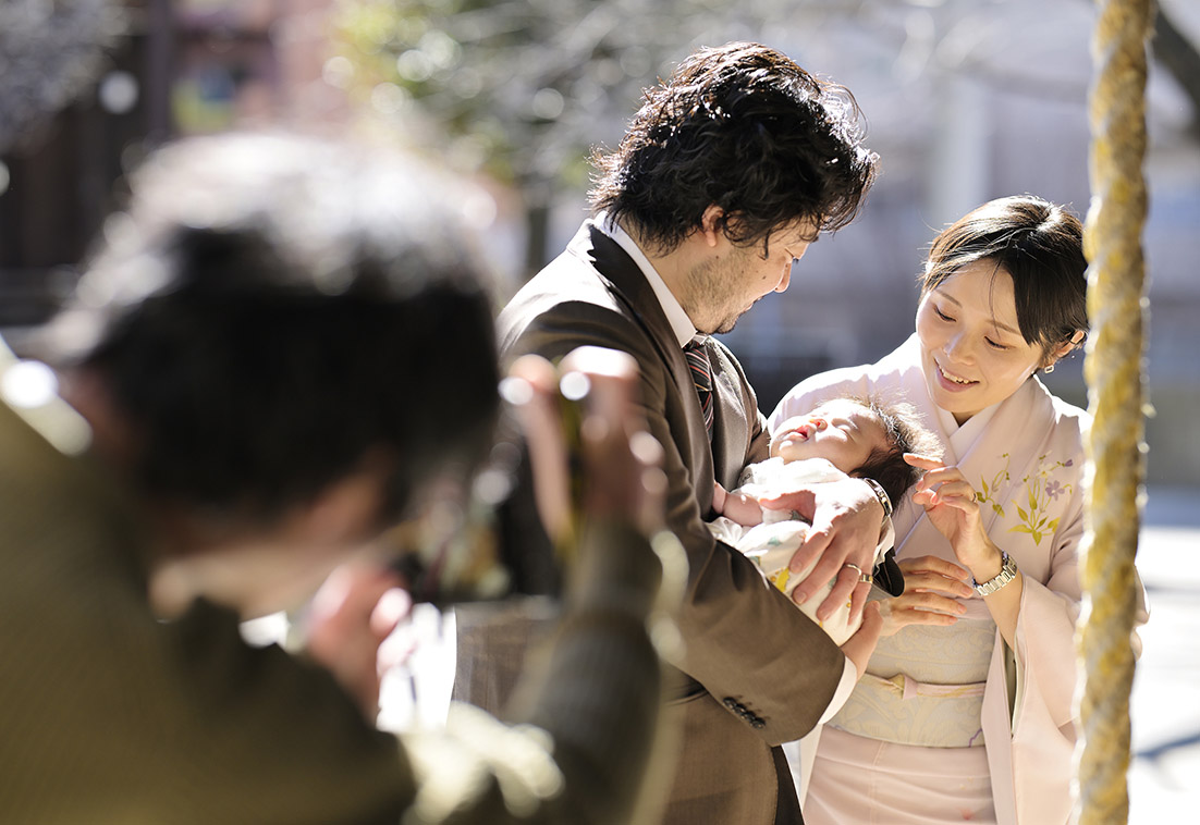新宿十二社熊野神社でのお参り風景
