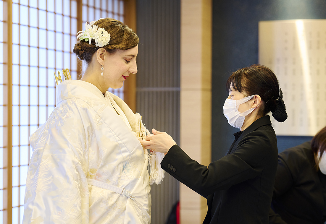 白無垢を着用する新婦