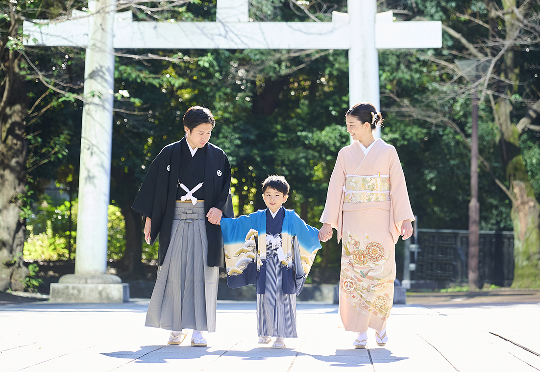 新宿十二社熊野神社での七五三手を繋いで歩く家族