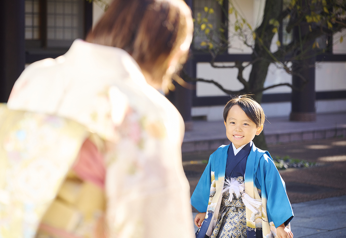新宿十二社熊野神社でお母さんと話す五歳