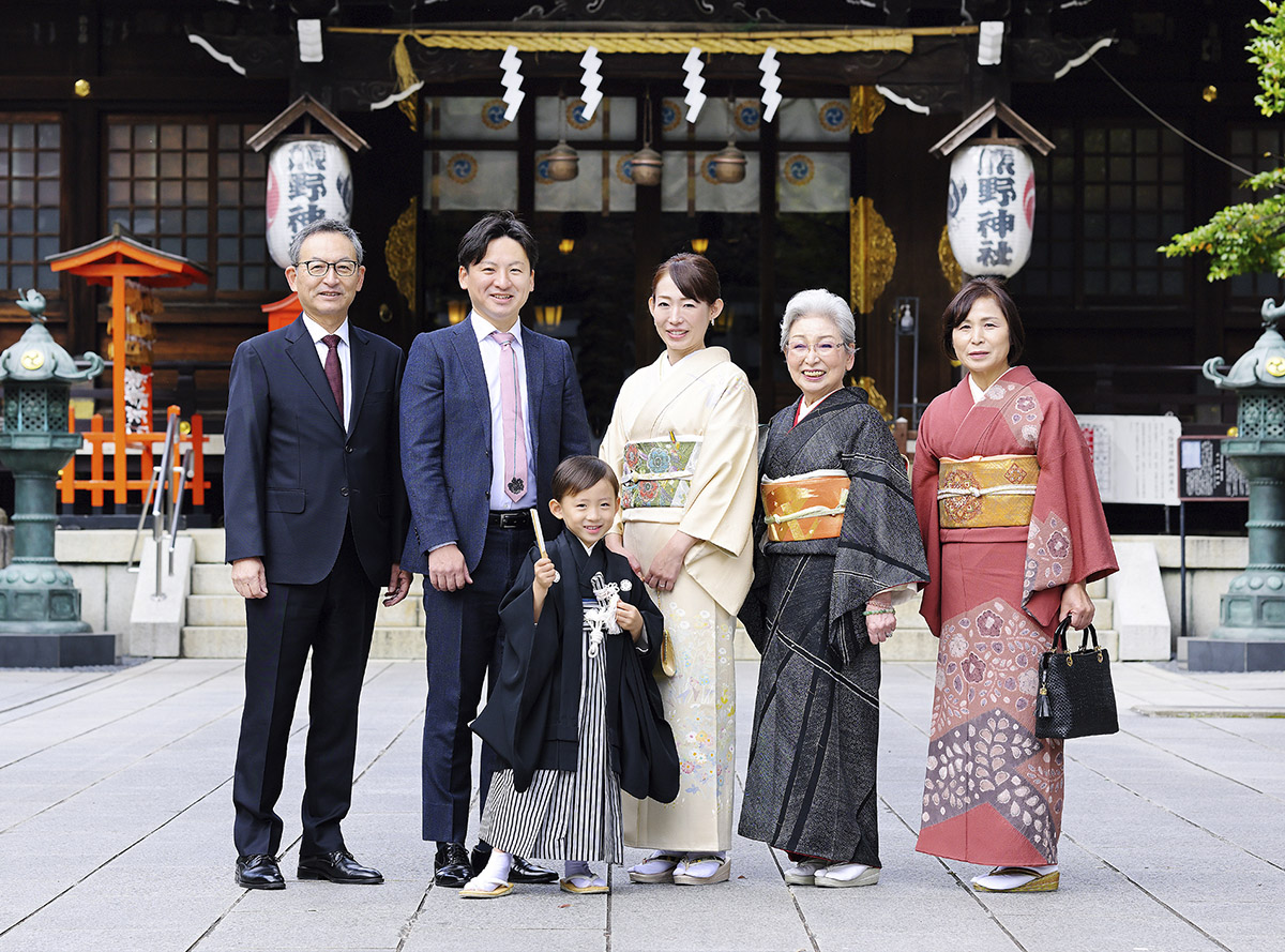 本殿前で七五三の家族写真