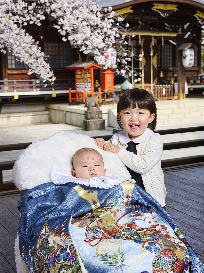 新宿十二社熊野神社で赤ちゃんとお姉ちゃんの写真