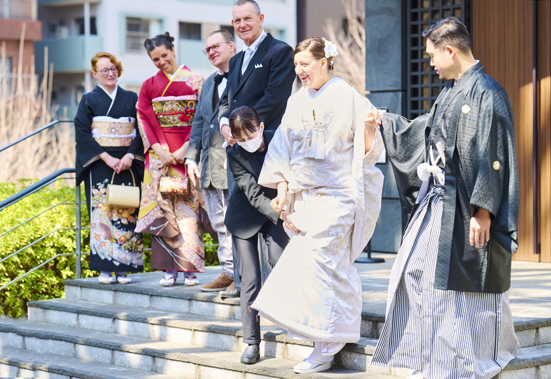 入場する新郎新婦