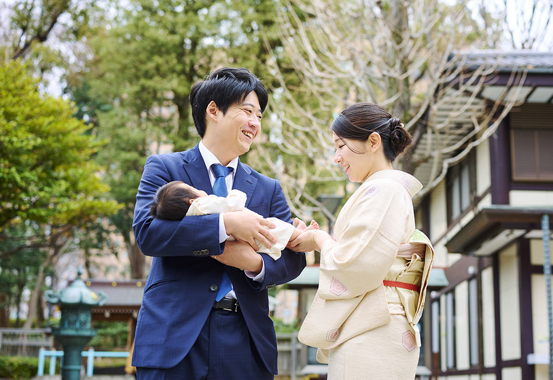 赤ちゃんを抱っこするパパ