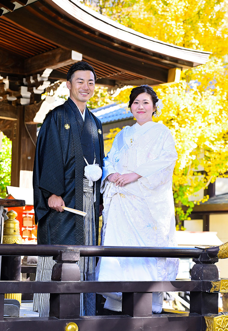 新郎新婦銀杏の下で記念撮影