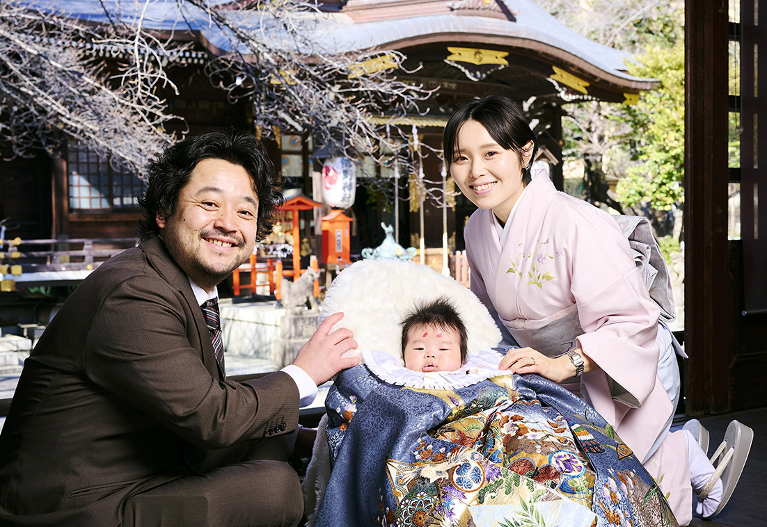新宿十二社熊野神社での神楽殿で家族写真