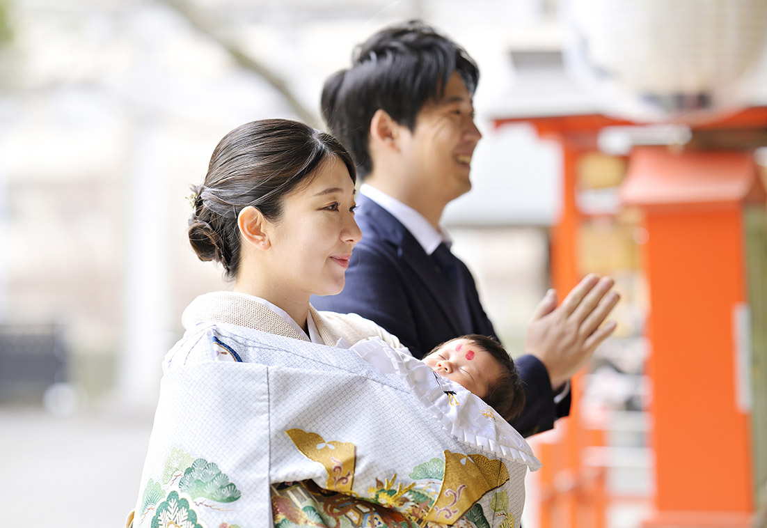 新宿十二社熊野神社でお参りをする家族の横顔