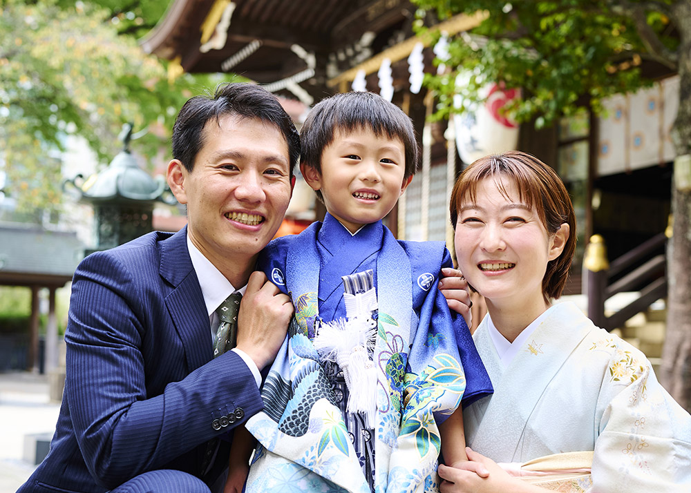 新宿十二社熊野神社での七五三の家族3人