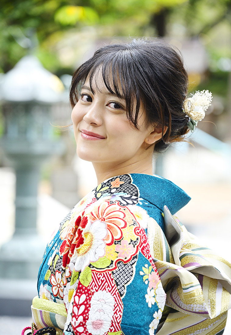 カメラ目線で笑う成人女性