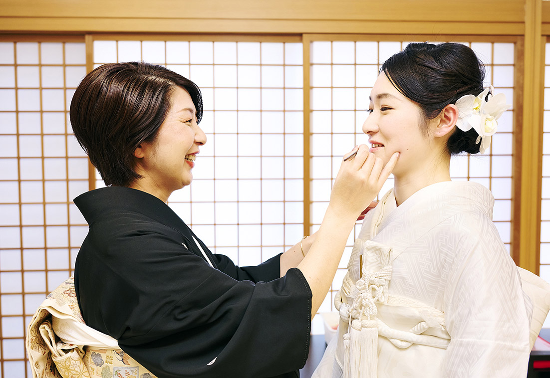 熊野神社での新婦 紅入れ